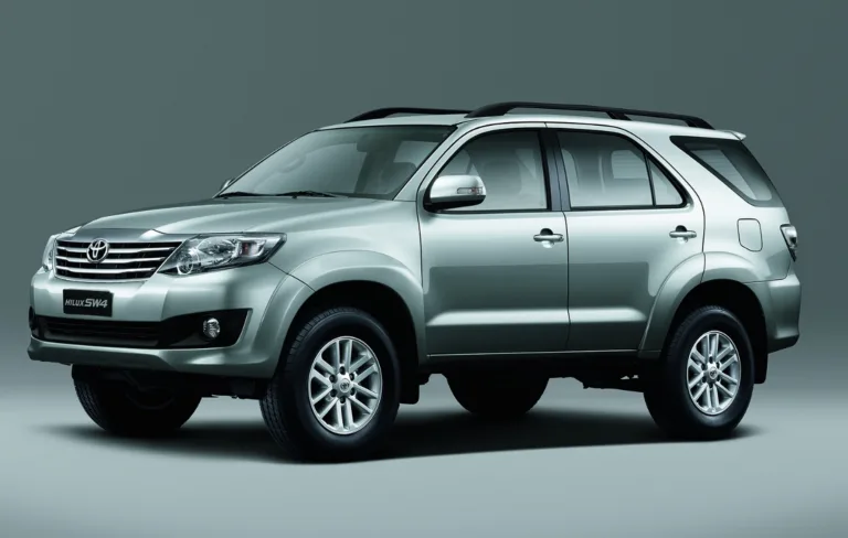 Toyota SW4 SR 2.7 2015 Manual 5 lugares: Preço, Ficha técnica, Consumo, Equipamentos e Fotos; SUV grande oferece robustez e conforto para longas viagens em família