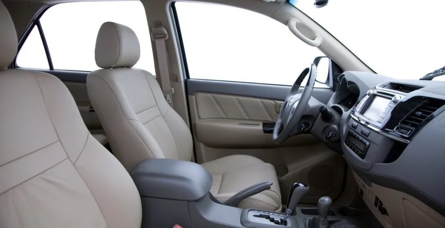 Interior com 5 lugares, 500 litros de porta-malas e conforto ideal para famílias. A posição alta de dirigir e o acabamento sólido são destaques.