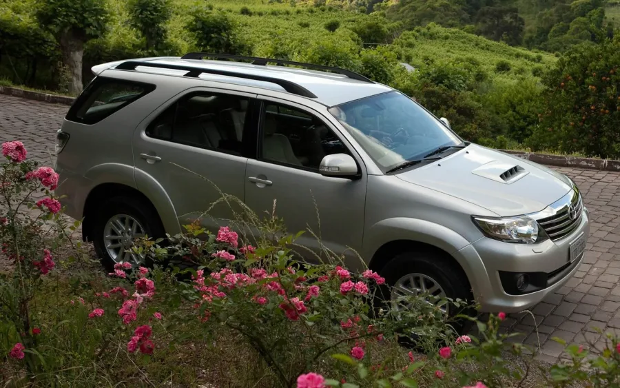 Faz 9,5 km/l na cidade e 11,2 km/l na estrada. O tanque de 80 litros permite autonomia próxima de 900 km, ideal para longas viagens.