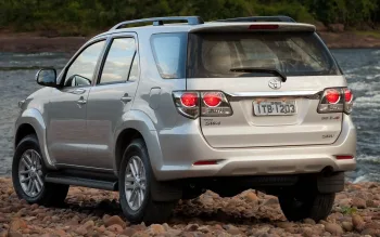 Toyota SW4 SR 3.0 Turbo 4×4 AT 2014 Diesel: Ficha técnica, preço e fotos; SUV robusto a diesel com tração integral ideal para longas viagens e uso familiar