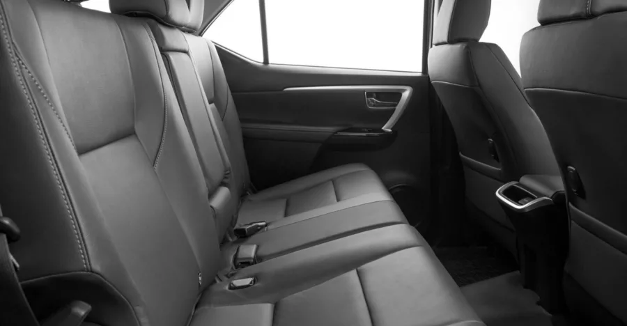 O interior traz cinco lugares, bancos de couro com ajustes elétricos, ventilação, ar-condicionado de duas zonas, som JBL e sistema multimídia completo com GPS, Bluetooth e espelhamento de celular.