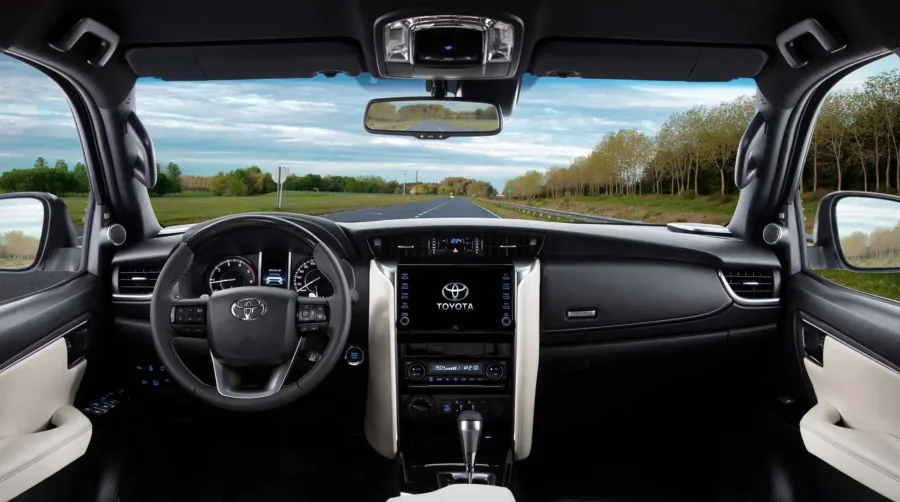 O câmbio automático de seis marchas tem funcionamento suave e responde bem às retomadas, enquanto o sistema de tração pode ser ajustado conforme o tipo de piso, priorizando segurança e aderência.