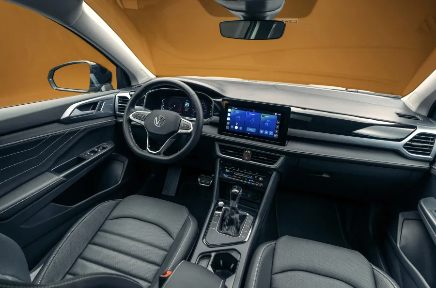 Por dentro, o Taos 2026 oferece materiais mais refinados, iluminação ambiente e central VW Play Connect com internet 4G e tela flutuante de 10,1 polegadas.