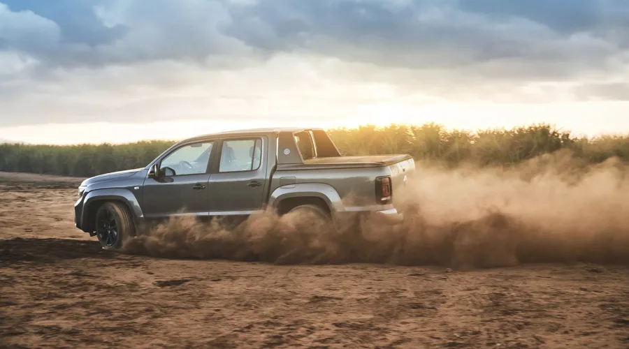 A Amarok Extreme 2026 traz motor V6 turbodiesel de 258 cv e tração integral, unindo desempenho e estabilidade em qualquer terreno, seja no asfalto ou fora dele.