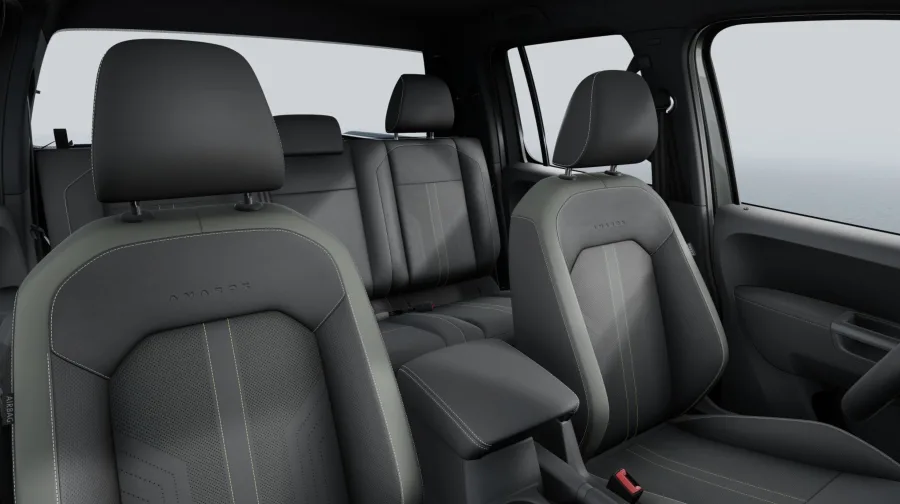 No interior, há conforto e ergonomia de sobra: bancos em couro com ajuste elétrico, ar-condicionado digital e isolamento acústico eficiente tornam a viagem mais tranquila.