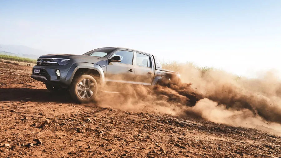 A Amarok Extreme 3.0 V6 2026 faz 8,7 km/l na cidade e 9,3 km/l na estrada, com tanque de 80 litros e autonomia total de até 744 km, equilibrando consumo e desempenho.