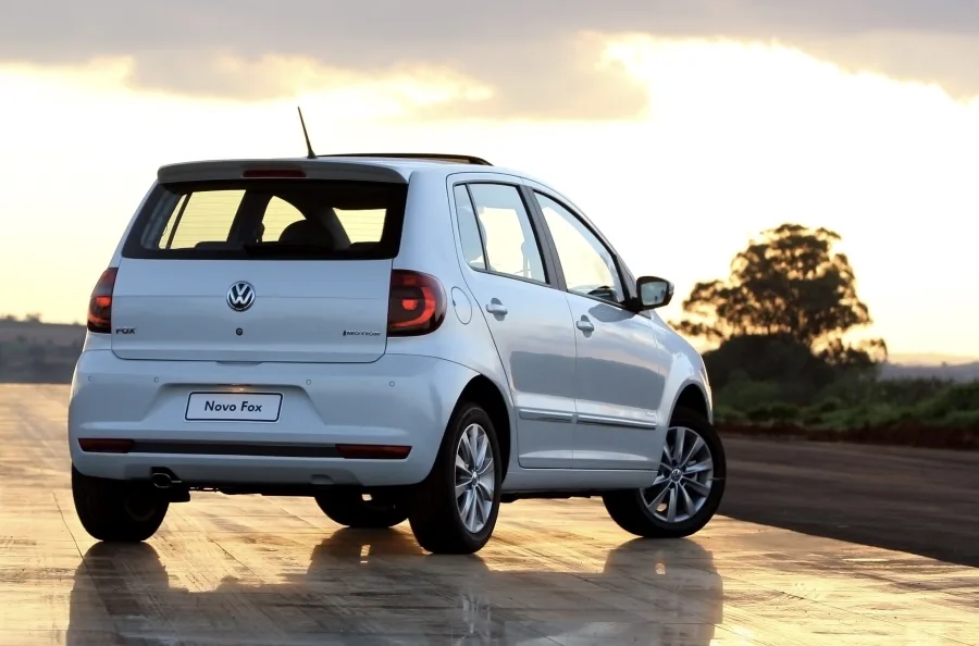 O motor 1.6 flex entrega até 104 cv e torque de 15,6 kgfm, garantindo boas respostas na cidade e estabilidade em rodovias. O desempenho é equilibrado e suficiente para um carro compacto com mais de uma década de estrada.