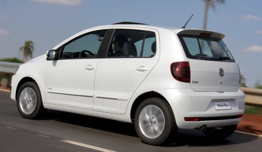 Volkswagen Fox 2012: posição de dirigir alta, motores conhecidos e uso versátil entre cidade e curtas viagens, mantendo boa revenda, preço aproximado: 30 mil.