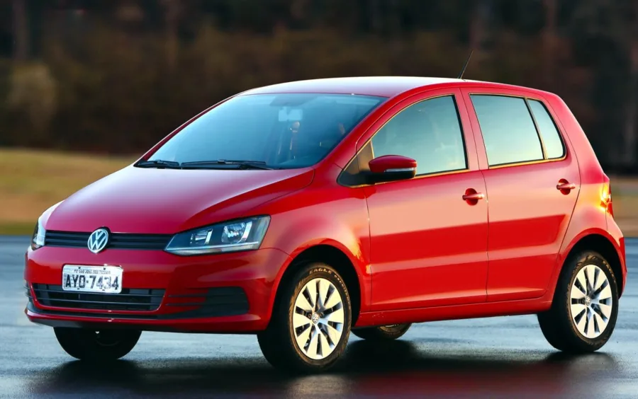 Volkswagen Fox Trendline 1.0 2015: Preço, Ficha técnica, Consumo, Equipamentos e Fotos; hatch faz até 12,7 km/l e tem autonomia de 635 km, ideal para o dia a dia