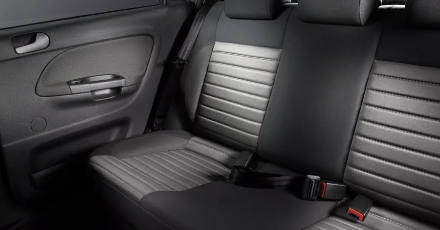 O interior é simples e funcional, com espaço para cinco ocupantes e porta-malas de 285 litros. O conforto é básico, mas suficiente para uso cotidiano, com bancos firmes e boa ergonomia.