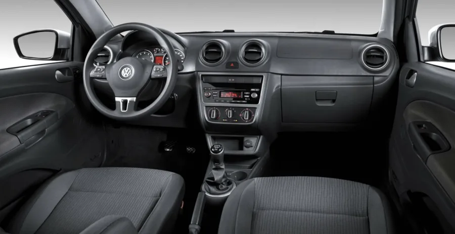 A tração dianteira e o câmbio manual de 5 marchas garantem condução leve e direta. A direção hidráulica favorece manobras urbanas e mantém estabilidade em velocidades mais altas.