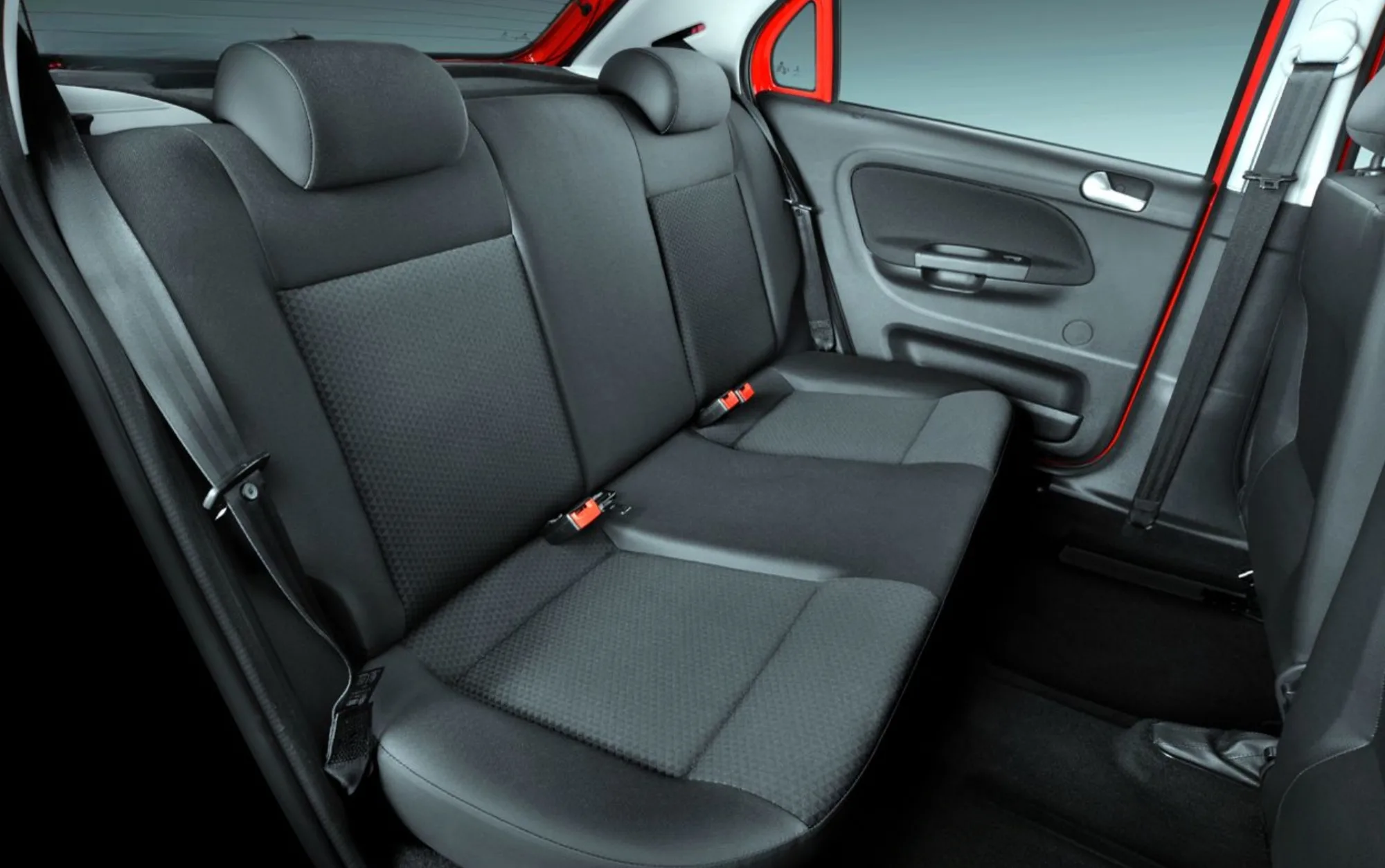 O interior comporta cinco pessoas e traz ar-condicionado, direção hidráulica, vidros elétricos dianteiros e banco rebatível. Conta com airbags, ABS e boa visibilidade, apesar do pacote simples.
