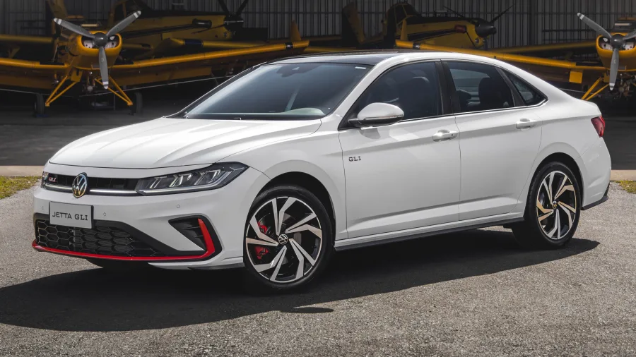 O Jetta GLI 2.0 TSI 2025 é vendido em versão única, voltada ao público que busca um sedã médio de alto desempenho, com comportamento esportivo e conforto de carro premium.