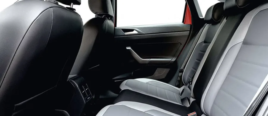 O interior é bem-acabado, com bancos de couro, espaço para cinco pessoas e porta-malas de 415 litros. O conforto é reforçado por ar digital, chave presencial, carregador por indução e central multimídia.