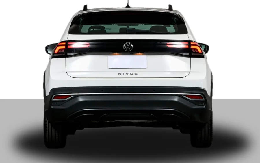 O interior acomoda cinco ocupantes com conforto e porta-malas de 415 litros. É bom para famílias pequenas e uso cotidiano.