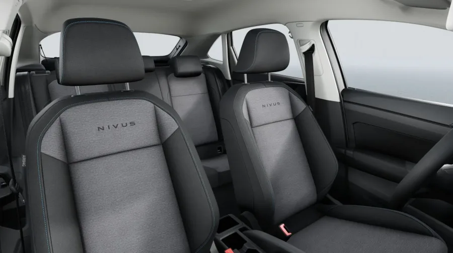 O espaço interno é adequado para quatro adultos e o porta-malas de 415 litros se destaca entre os SUVs compactos da categoria.