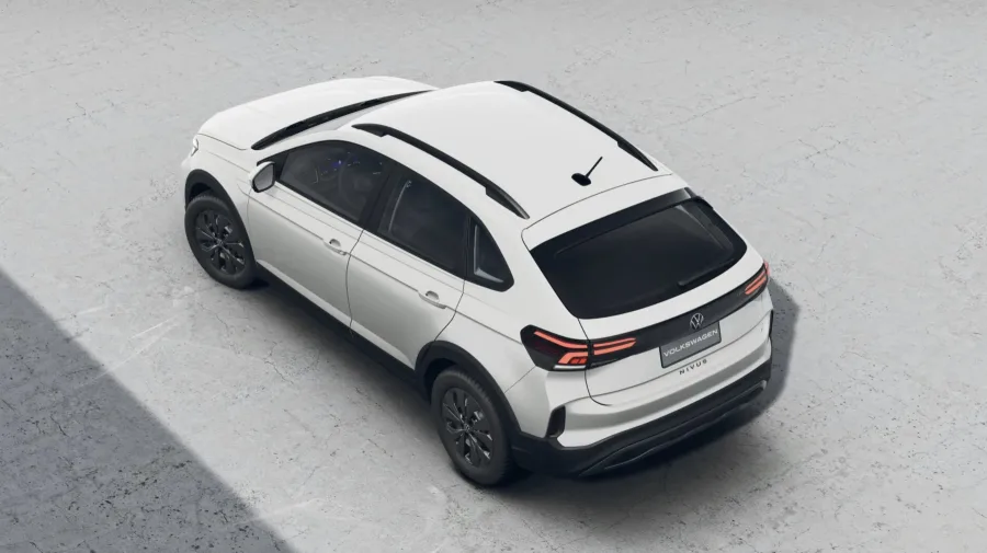 A suspensão firme garante boa estabilidade, mas o conforto em pisos irregulares é limitado, assim como o espaço traseiro e o isolamento sonoro.