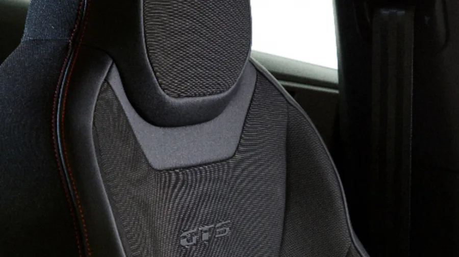 Leva 5 ocupantes, tem porta-malas de 300 litros e boa ergonomia. Serve bem para uso diário, mas o espaço traseiro é limitado.