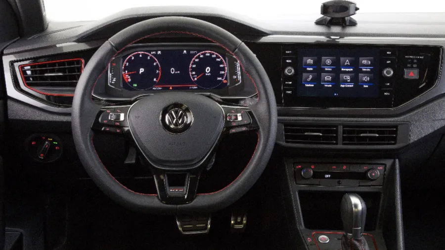 O câmbio automático de seis marchas e direção elétrica tornam a condução suave. A tração dianteira garante boa estabilidade nas curvas.