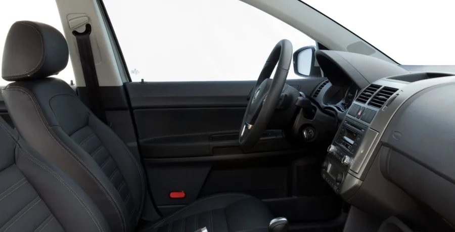 O interior comporta 5 ocupantes, com bancos confortáveis e 250 litros de porta-malas. A carga útil é de 463 kg, adequada para uso urbano e pequenas viagens.