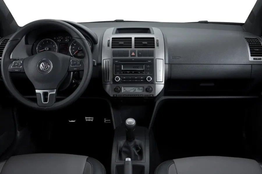 A tração dianteira e o câmbio manual de 5 marchas proporcionam condução leve e previsível. A direção hidráulica garante boa sensibilidade e controle em curvas.