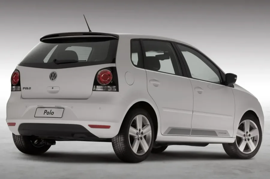 Faz cerca de 6 km/l com etanol e até 12,2 km/l com gasolina. O tanque de 50 litros oferece autonomia de até 610 km, equilibrando potência e alcance em trajetos mistos.