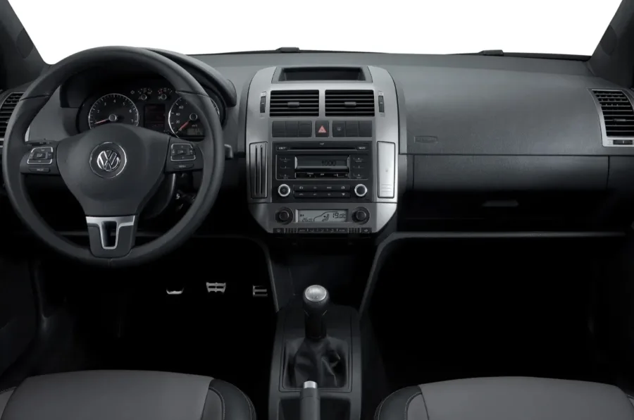 Com tração dianteira, câmbio manual de 5 marchas e direção hidráulica, o Polo Sportline tem condução estável e precisa. É fácil de manobrar e mantém boa firmeza em curvas.