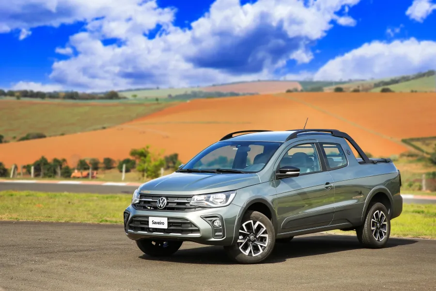 A Volkswagen Saveiro desafia o tempo e a lógica do mercado. Mesmo sem mudanças há 15 anos, a picape vive um novo auge em 2025, com vendas recordes e público fiel.
