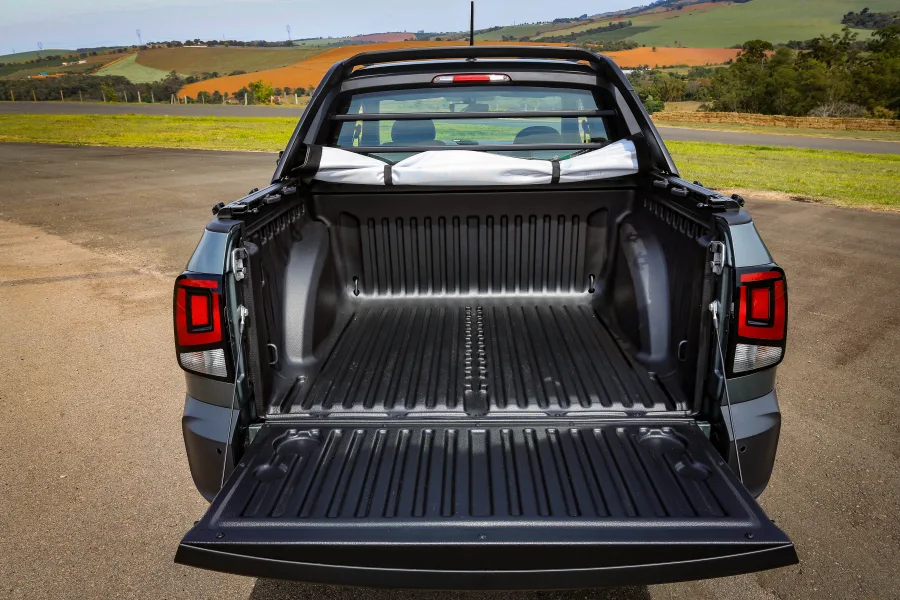 A Volkswagen Saveiro Extreme 1.6 CD 2026 possui caçamba com 580 litros de capacidade e suporta até 605 kg de carga útil, sendo ideal para quem precisa transportar ferramentas, mercadorias ou equipamentos no dia a dia.