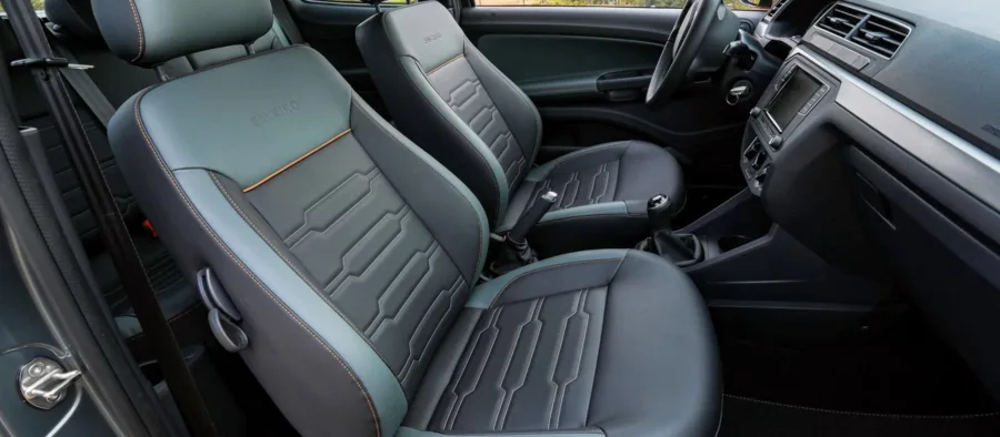 O interior comporta 5 pessoas com conforto e acabamento em couro. A caçamba tem 580 litros e suporta 605 kg, atendendo bem quem usa o carro no trabalho ou transporte leve.