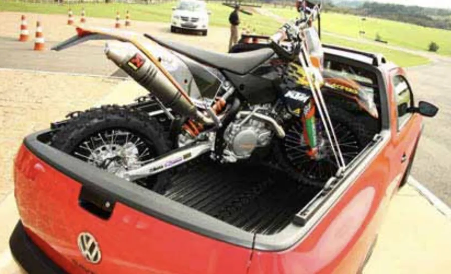 O interior tem dois lugares e espaço adicional atrás dos bancos, com caçamba de 734 litros e carga útil de 700 kg, ideal para uso misto.