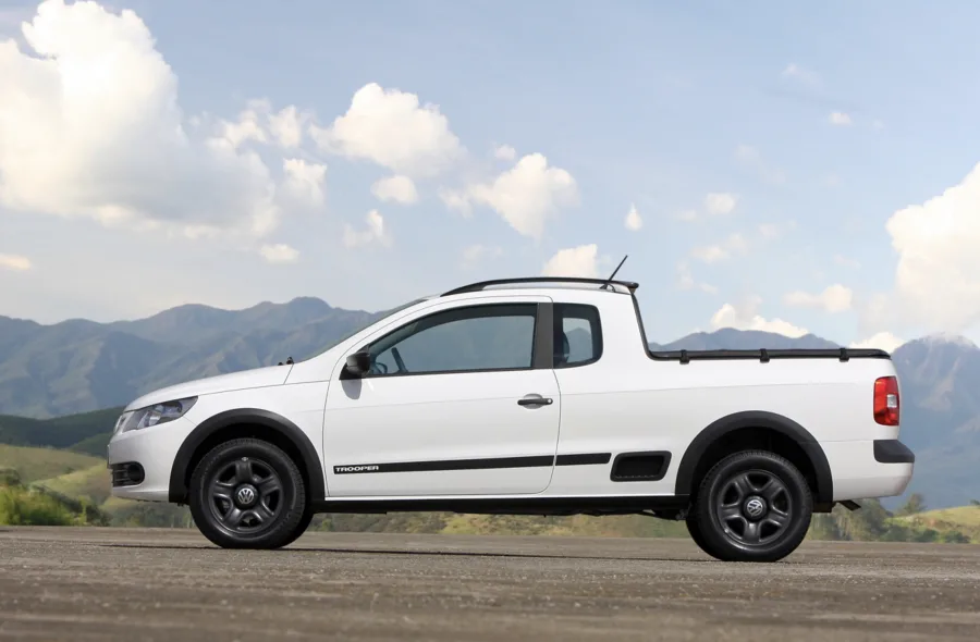 Com versões que vão do trabalho básico ao uso misto urbano, a Volkswagen Saveiro 2012 é uma picape que equilibra resistência, praticidade e estilo.