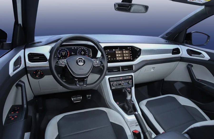 Com câmbio automático de seis marchas, direção elétrica e tração dianteira, o T-Cross é fácil de dirigir e transmite segurança. O comportamento dinâmico e a estabilidade em curvas reforçam o prazer ao volante.