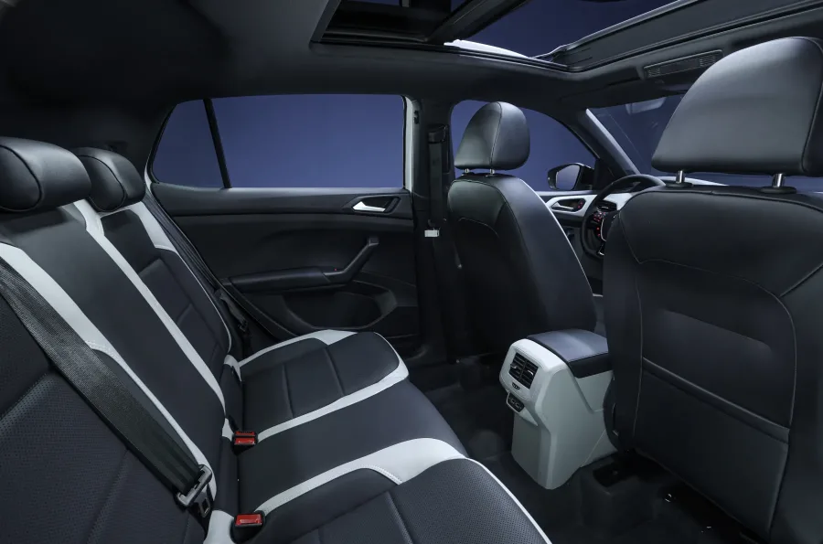 O interior acomoda cinco pessoas com conforto, tem acabamento de qualidade e porta-malas de 373 litros. Ideal para famílias pequenas, o T-Cross alia tecnologia e comodidade em um espaço bem aproveitado.