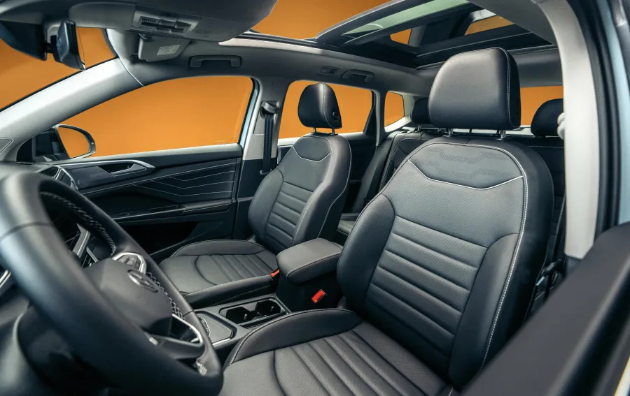 A Volkswagen ouviu críticas e abandonou os comandos sensíveis ao toque no volante. Os botões físicos voltam para melhorar a ergonomia e o conforto ao dirigir no dia a dia.