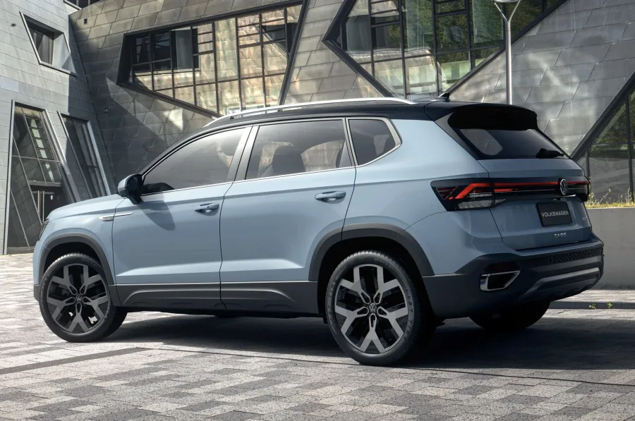 Sob o capô, o motor 1.4 TSI flex de 150 cv e 25,5 kgfm permanece. O câmbio automático de oito marchas garante desempenho estável, mas a falta de eletrificação o torna menos competitivo.