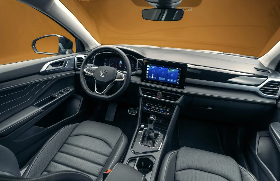 Por dentro, o Taos 2026 ganha materiais de melhor qualidade, iluminação ambiente configurável e a central multimídia VW Play Connect com internet 4G e tela de 10,1 polegadas em HD+.