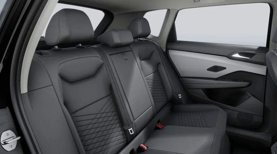 O Taos acomoda até cinco pessoas, traz 498 litros de porta-malas e bancos em couro, ar digital de duas zonas e painel digital, além de seis airbags e nota 5 no Latin NCAP.