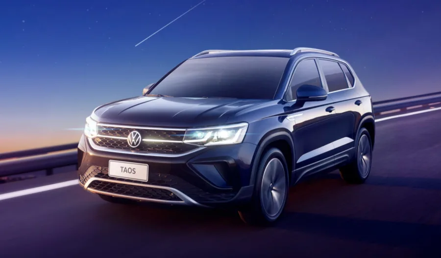As versões Comfortline e Highline do Volkswagen Taos 2025 atendem públicos distintos: a primeira foca em eficiência e conforto no uso diário, enquanto a segunda prioriza luxo, tecnologia e segurança avançada para viagens e família.