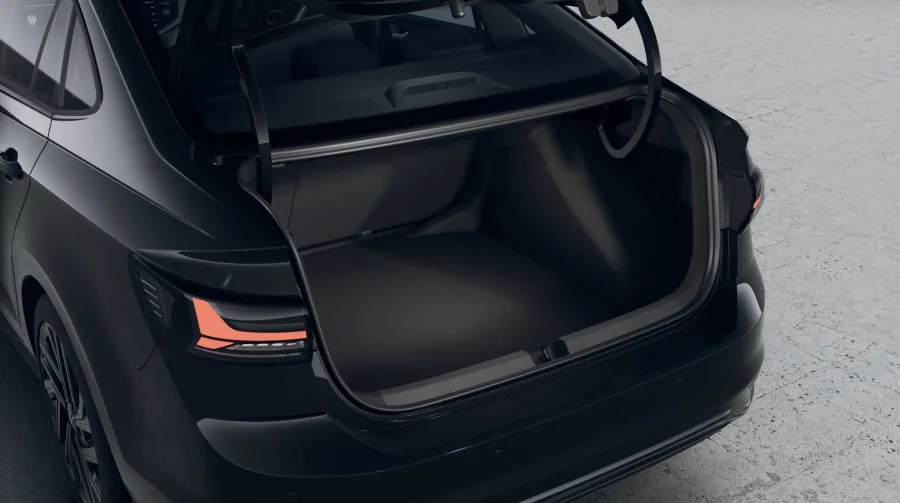 O porta-malas do Volkswagen Virtus Exclusive 1.4 TSI 2026 tem 521 litros de capacidade, ideal para viagens em família. Com abertura ampla e boa profundidade, acomoda malas grandes com facilidade.