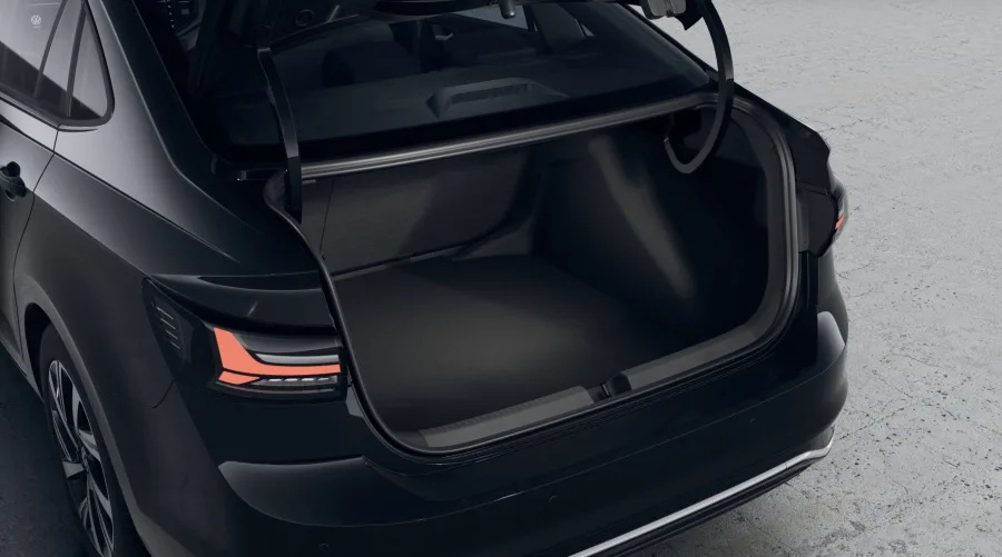 O sedã leva cinco ocupantes com conforto, tem 521 litros de porta-malas e oferece itens como bancos em couro, controle adaptativo e frenagem automática.