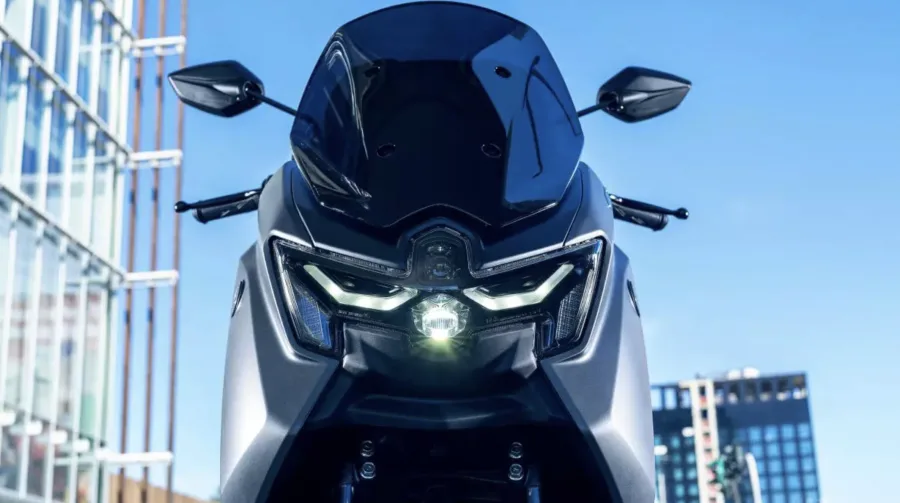 O design adota carenagens em bumerangue, iluminação full LED, assento em couro com detalhes dourados e novas opções cromáticas e acessórios.