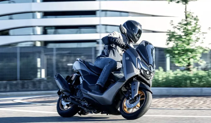 O lançamento europeu do NMAX 155 Tech MAX traz a transmissão YECVT, que redefine pilotagem ao permitir troca entre modos Sport e Town com respostas distintas.