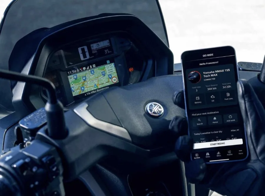 O painel TFT de 4,2″ integra o aplicativo MyRide, permite navegação Garmin gratuita, controle de áudio e notificações via fone Bluetooth.