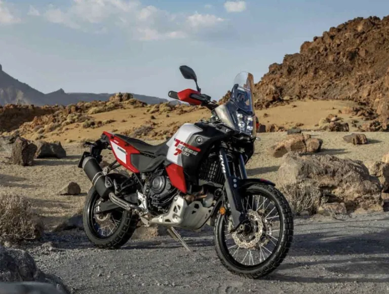 Yamaha Ténéré 700 World Raid 2026 desafia limites com tanque de 23 L, IMU e suspensões premium