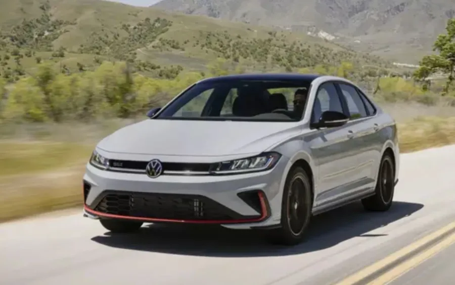 VW Jetta GLI 2026 chega em outubro com 231 cv, novo design e central multimídia flutuante