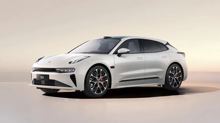Zeekr 001 2026 amplia potência, autonomia e adota tecnologias que pressionam rivais no Brasil