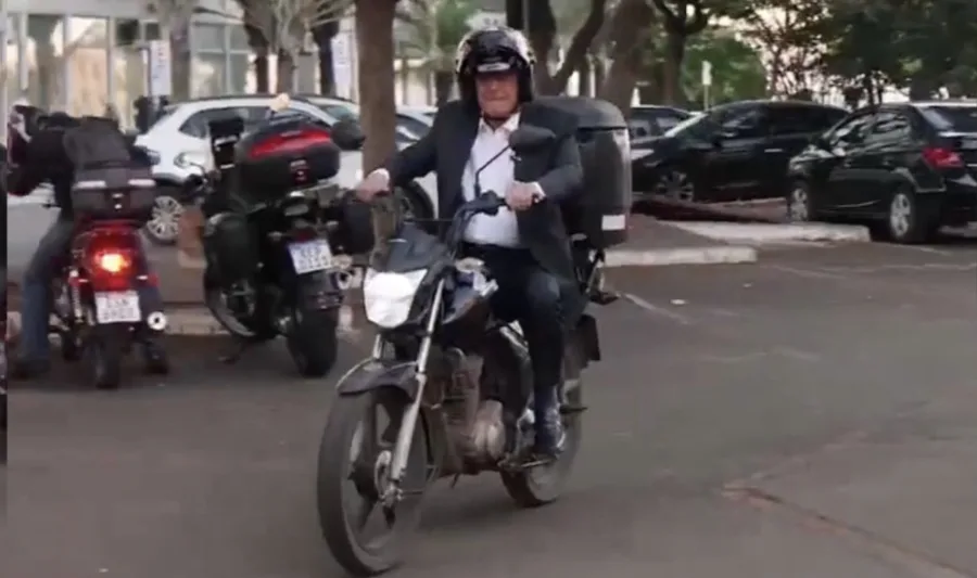 Honda completa 50 anos no Brasil com Geraldo Alckmin andando de moto