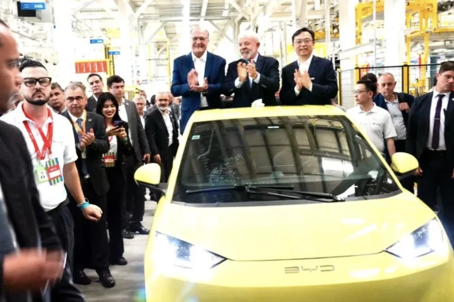 BYD Dolphin Mini conversível transporta Lula e Alckmin em cerimônia e surpreende público