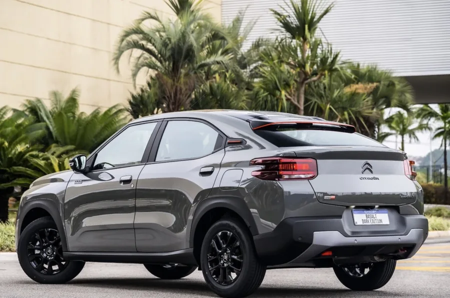 Design escurecido com teto preto e apelos esportivos redefinem o visual do SUV.